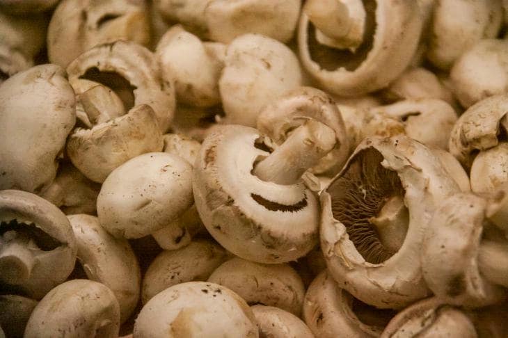 Wat er gebeurt als je champignons roostert in een kleine ruimte: waarom de pan halfleeg moet zijn